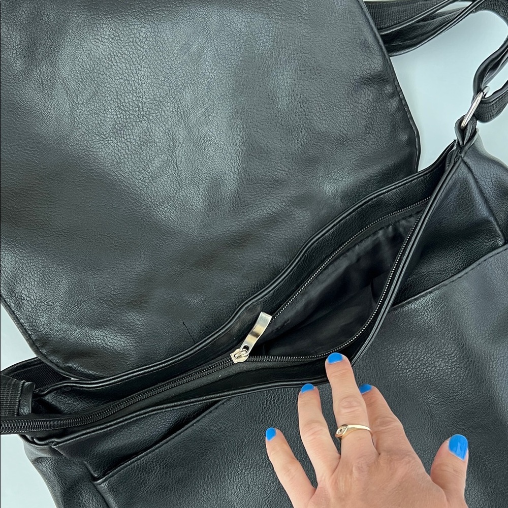quilted black cross body shoulder bag, faux leather - Picture 5 of 6